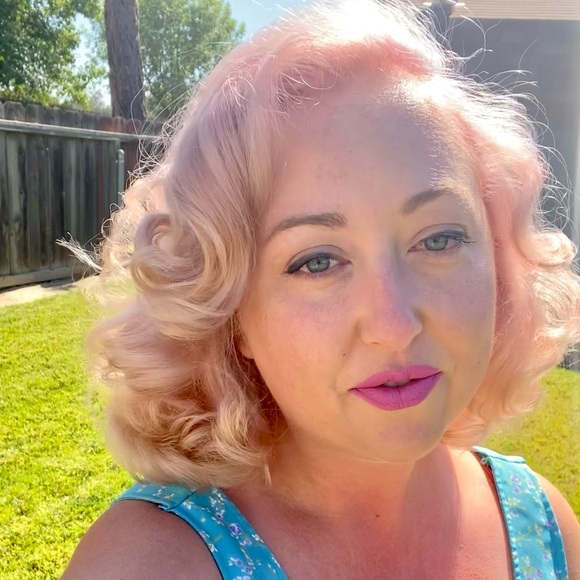 Meet your Posher, Stephanie - Picture 2 of 9